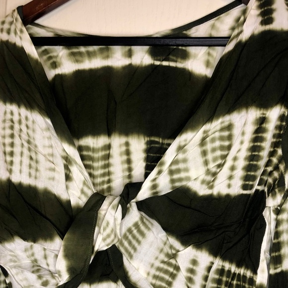 Line & Dot-Revolve - Shibori Reversible Twist Top - Picture 6 of 16